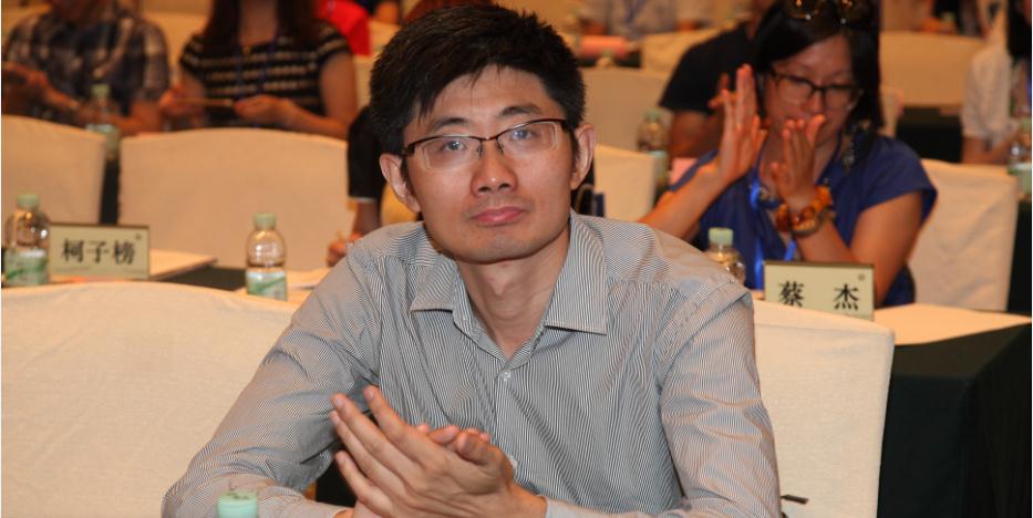 罗杰华副会长在听取报告驻穗兄弟校友会派代表出席会议